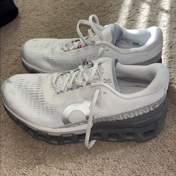 Women’s on cloud monsters - Picture 2 of 4